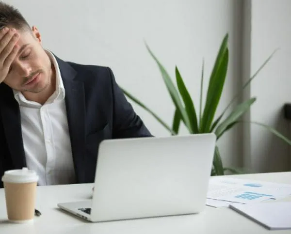 Síndrome del reinicio laboral: cómo las largas horas sentados perjudican la salud venosa