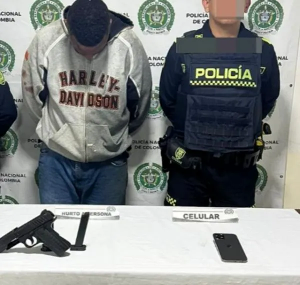 Un hombre se robó un celular cerca de un supermercado con una pistola de balineras: lo capturaron
