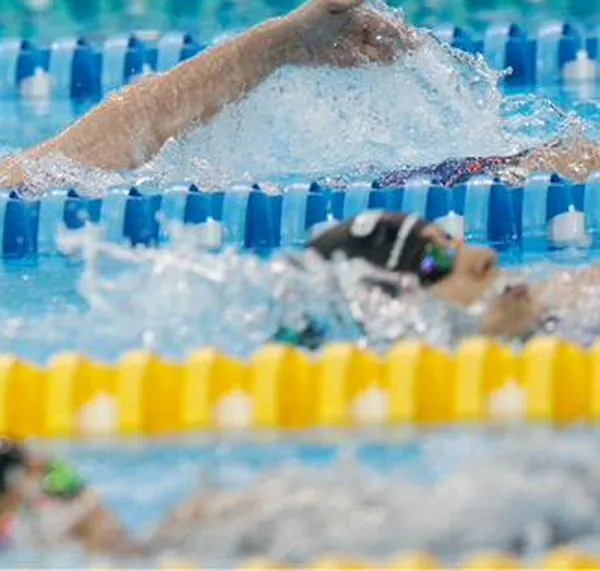 Bogotá abre cursos gratuitos de natación en tres Centros Felicidad: conozca cómo inscribirse