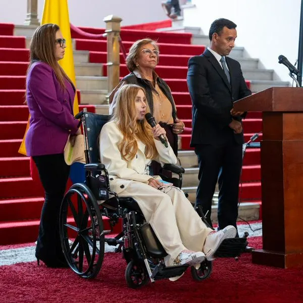 Ministra de Petro en silla de ruedas: qué le pasó a ministra de comercio