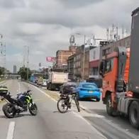 Accidente en Bogotá hoy 28 de enero en avenida NQS: motociclista murió en fuerte choque con camión frente a la Universidad Nacional.