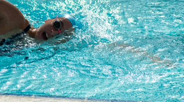 Egresada del colegio Santa Libra buscará imponer un récord en natación: Esta es su gran razón