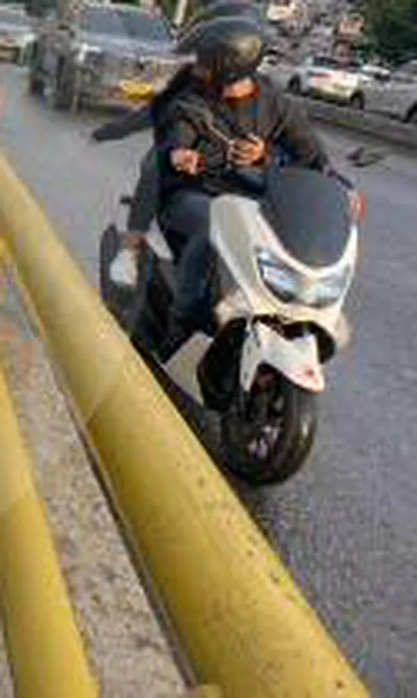 Caos en El Poblado por el aguacero: creciente levantó el pavimento en Las Vegas