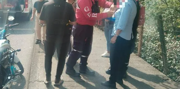 Motociclista resulta lesionada al perder el control de su vehículo en Manizales