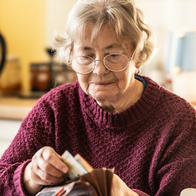 Adulto mayor recibiendo subsidio 