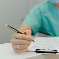 Bogotá: médico implantó anticonceptivos vencidos a niñas de 14 y 15 años