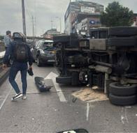 Grave accidente de tránsito en Bogotá: camión se volcó y hay caos