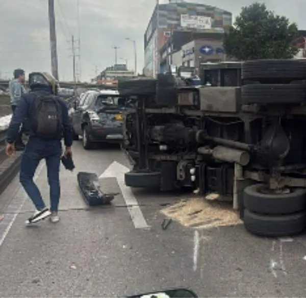Grave accidente de tránsito en Bogotá: camión se volcó y hay caos