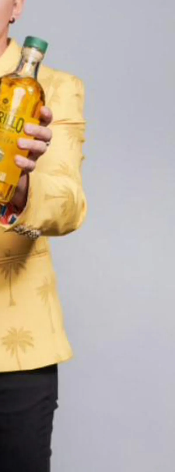 ¡No caiga! Licorera de Caldas prende alarmas por venta ilegal de botellas de Aguardiente Amarillo con imagen de Yeison Jiménez