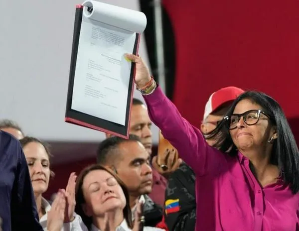 Venezuela se abre a la inversión privada en el sector petrolero, con una reforma a pedido de EE. UU.