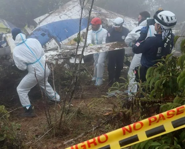 Entre la niebla y arbustos, autoridades buscan respuestas al accidente aéreo