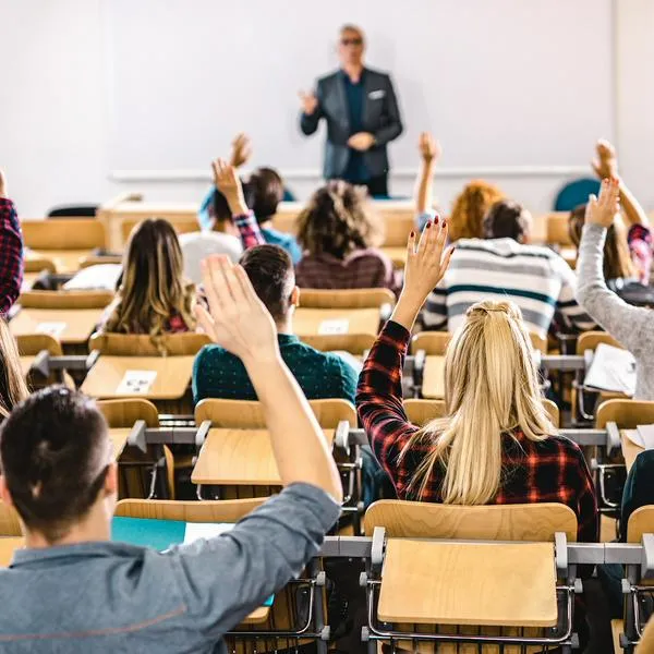 Estudiantes universitarios en clase 