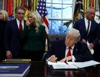 ¿En qué consiste la amenaza de Trump de imponer aranceles a países que proporcionen petróleo a Cuba?