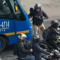 Momento en el que el conductor de un bus del SITP se le avienta a un hombre que iba en un monopatín