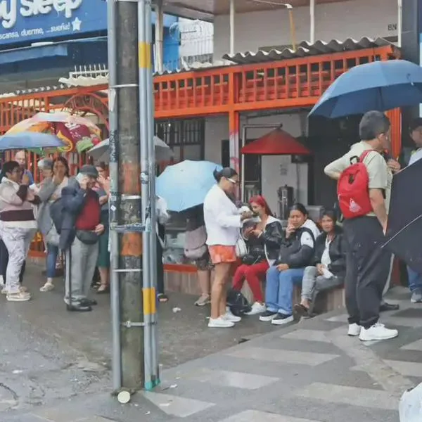 Filas desde la madrugada y fórmulas incompletas: la crisis en la entrega de medicamentos de Nueva EPS