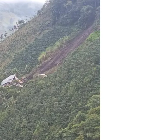 Tres personas se salvan de morir tras deslizamiento que se llevó su casa en oriente de Caldas