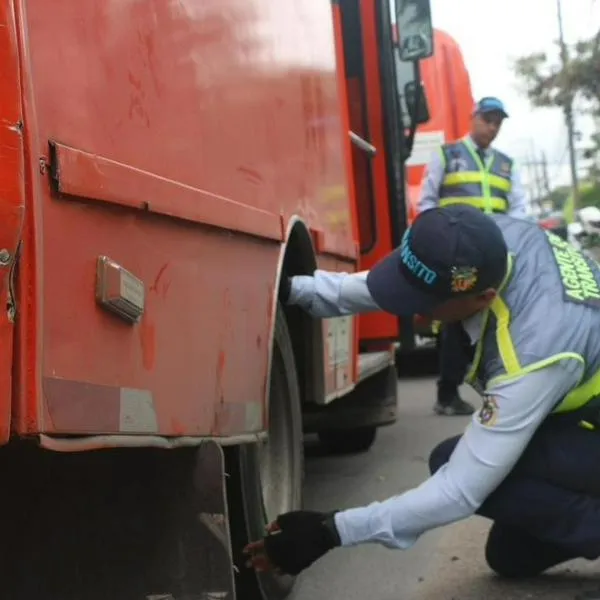 Alcaldía de Ibagué revisa busetas para fortalecer la seguridad vial.