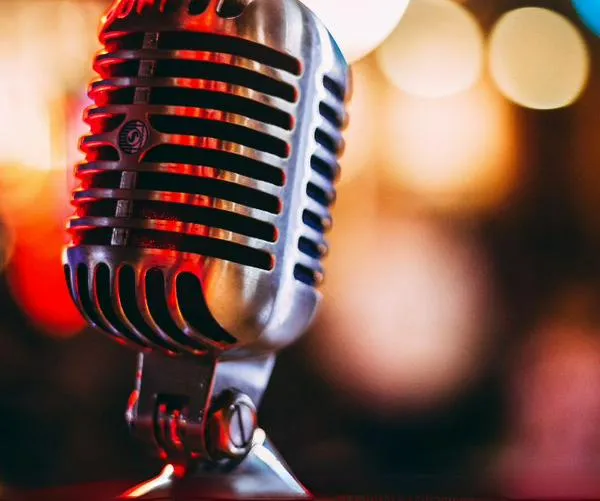 Carlos Córdoba: el bajista vallecaucano que mantiene vivo el bolero desde Cali