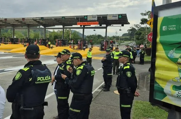 En protestas contra peajes del Eje Cafetero rompieron las talanqueras de una caseta: vehículos pasaron gratis