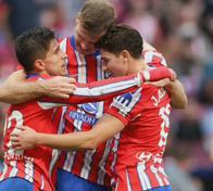 Susto en el Atlético de Madrid; su goleador salió en camilla y fue llevado a un hospital