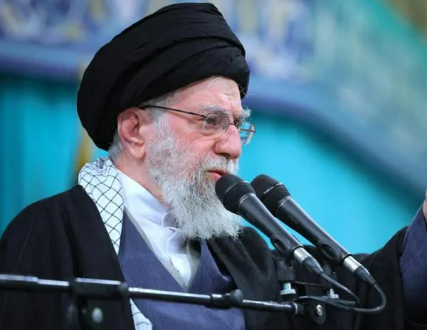 El líder supremo de Irán advierte de un conflicto regional si Estados Unidos inicia una guerra