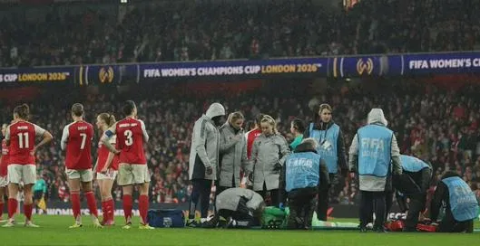 Arquera del Arsenal sufrió un duro golpe y salió en camilla y con oxígeno