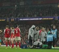 Arquera del Arsenal sufrió un duro golpe y salió en camilla y con oxígeno