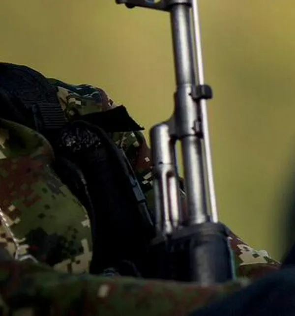 Ofertas de salarios, bonos y “vacaciones”: Así es como están reclutando los grupos armados