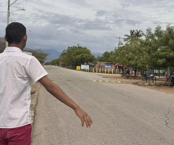 Bajo un sol de plomo: la espera interminable por un bus escolar en el norte de Valledupar