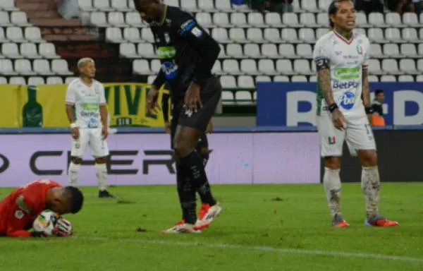 Mojados, fríos y frustrados en el Palogrande: Once Caldas no fue capaz con Jaguares