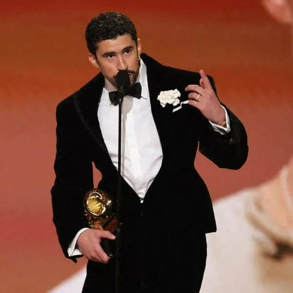 Momento en el que Bad Bunny critica al ICE y las políticas de Donald Trump contra migrantes. Lo hizo en la gala de los Premios Grammy
