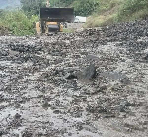 Motociclista se salvó de quedar atrapado en un derrumbe en Caldas: Bomberos buscan a otra persona