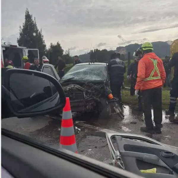 Accidente en la variante Cajicá–Zipaquirá: vehículos chocaron de frente y la vía está cerrada
