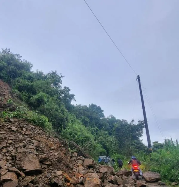 Vía Villamaría–El Destierro–antiguo Río Claro–El Crucero– Chinchiná se cierra por derrumbe en Bajo Castillo