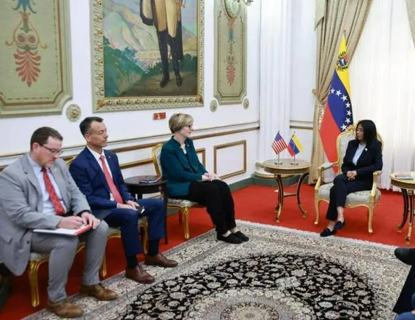 Delcy Rodríguez se reúne con la enviada de Trump para Venezuela