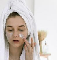 Fotoprotección diaria: claves para proteger tu piel en la rutina frente a pantallas y luz artificial