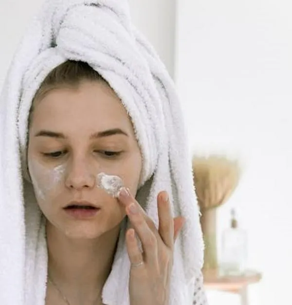 Fotoprotección diaria: claves para proteger tu piel en la rutina frente a pantallas y luz artificial