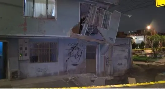 Se abrió la tierra en el barrio Roma de Kennedy (Bogotá) y tumbó media casa 