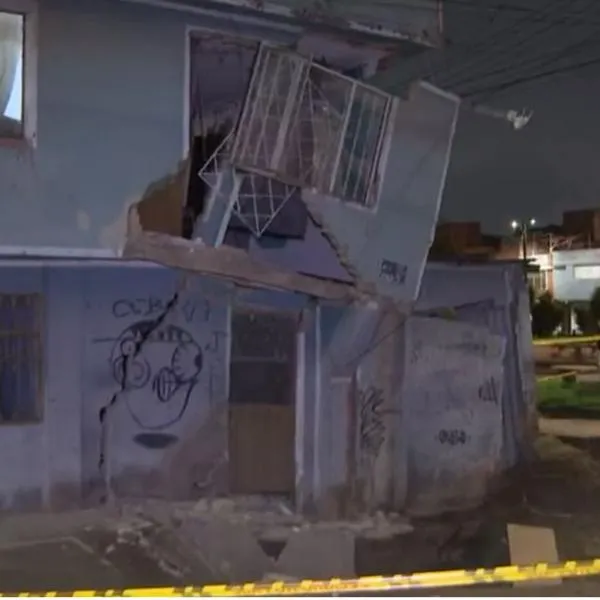 Se abrió la tierra en el barrio Roma de Kennedy (Bogotá) y tumbó media casa 