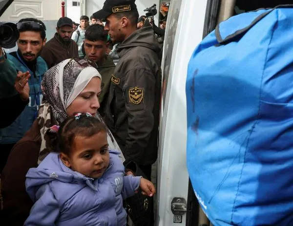 Reapertura del cruce de Rafah funciona a cuentagotas; Israel mata a otro palestino