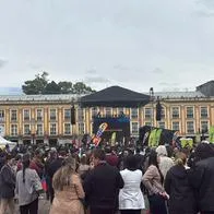 Manifestación en Plaza de Bolívar con tarima mientras Petro se reunúe con Trump