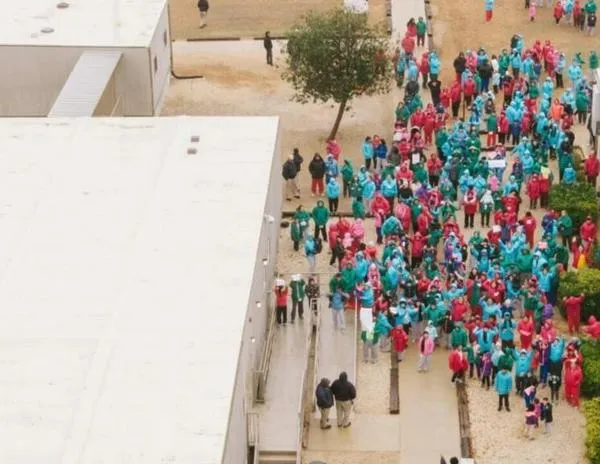 Niños y familias en riesgo: brote de sarampión en centro de ICE en Texas obliga a imponer una cuarentena