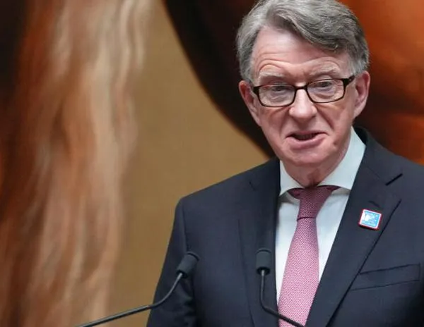 La caída de Mandelson por el caso Epstein: renuncia a la Cámara de los Lores y queda bajo investigación