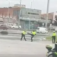 Policía que agredió a compañero en un carril de Transmilenio en Bogotá
