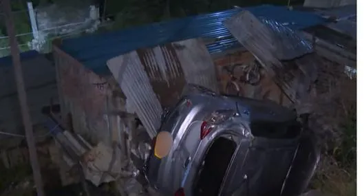 Accidente Bogotá hoy: carro cayó por abismo de 40 metros y terminó en una casa