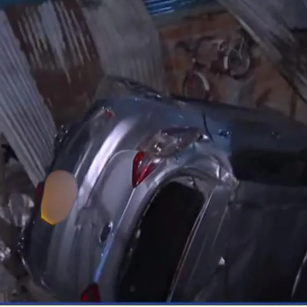 Accidente Bogotá hoy: carro cayó por abismo de 40 metros y terminó en una casa