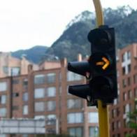 Caos en Bogotá: 90 semáforos están fuera de servicio y armaron largos trancones en hora pico con represamiento en intersecciones. 