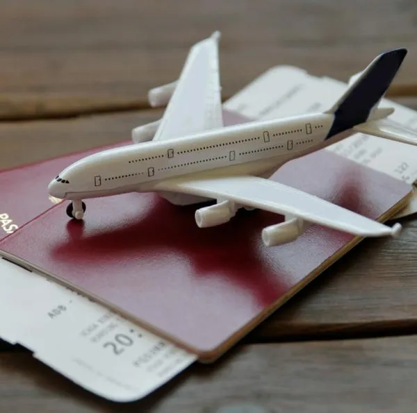 Trucos de IA para vuelos baratos: aeropuertos alternativos, fechas y paso a paso