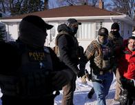 Administración Trump retira a 700 agentes de Minnesota, pero mantiene ofensiva migratoria