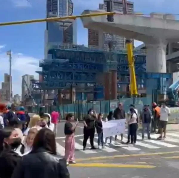 Transmilenio hoy: protestas de comerciantes en la avenida Caracas provocan largo trancón y usuarios se bajan de los buses para avanzar.